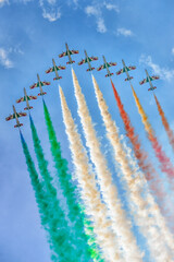 pokaz lotniczy włoskiego zespołu akrobacyjnego Frecce Tricolori © piotr