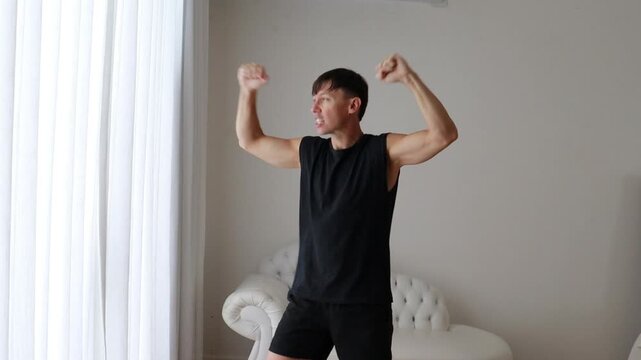 homem faz alongamentos para flexibilidade em casa 