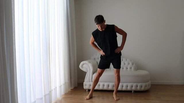 homem faz alongamentos para flexibilidade em casa 