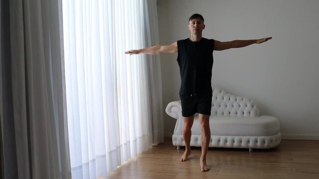 homem faz alongamentos para flexibilidade em casa 