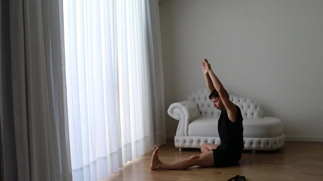 homem faz alongamentos para flexibilidade em casa 