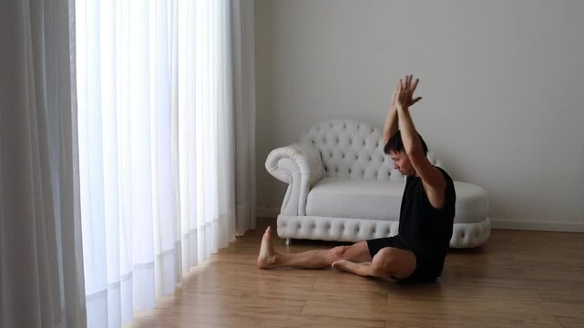 homem faz alongamentos para flexibilidade em casa 