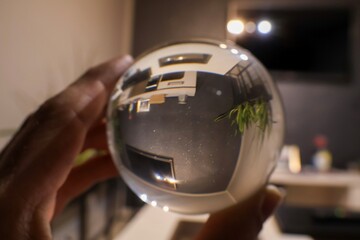 wnętrze domu widziane przez kryształową kule © Maciej