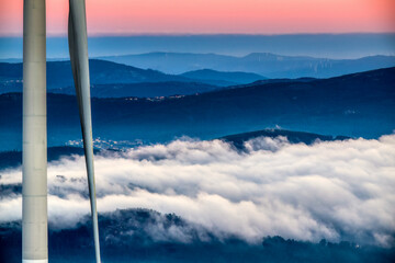 Nubes bajas al amanecer