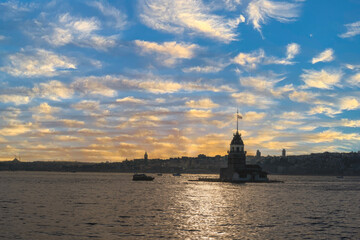 Fototapeta premium Magnificent clouds, Maiden's Tower and Istanbul at sunset.