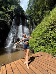Mulher aventureira em cachoeira 