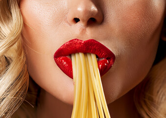 Labbra di una donna con rossetto mentre mangia della pasta