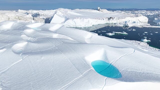 GREENLAND - 11.4.2025 - Very good aerial panorama of an ice field in Greenland.