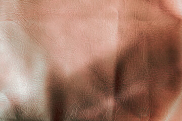 Fototapeta premium Primer plano de cuero púrpura con grano visible, pliegues naturales e iluminación suave que resalta brillo y textura.sensualidad y resiliencia, simbolizando riqueza táctil, elegancia.