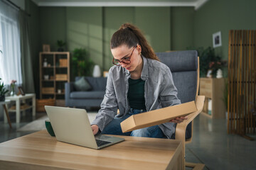 Obraz premium Woman tracking online retail delivery package from home