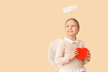 Naklejka premium Cute little girl dressed as cupid with gift box on beige background. Valentine's Day celebration