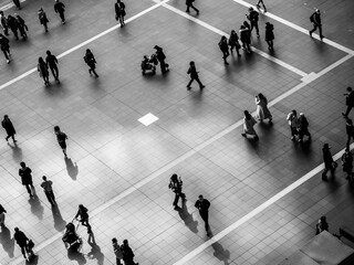 人通りで混雑したJR大阪駅コンコース。俯瞰して見る人のシルエットが面白い