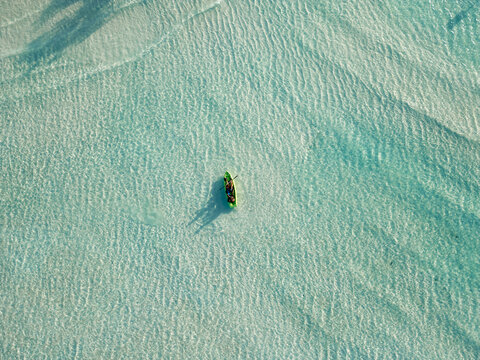 Toma a&eacute;rea de una pareja navegando en kayak en las aguas turquesas y cristalinas del Caribe, en la laguna de Bacalar, Quintana Roo