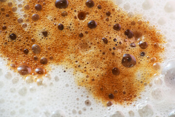 Obraz premium Pouring black coffee on milk froth