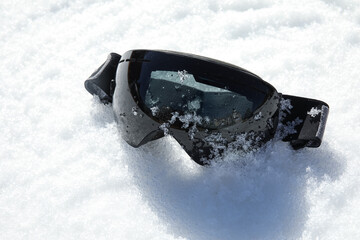 Obraz premium Ski goggles on white snow