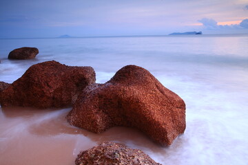 Pha Daeng Beach(Fung Daeng beach)is the important natural attraction, special features are a red cliff with a beautiful pattern facing the east.
Bang Saphan Noi District,Prachuap Khiri Khan,Thailand