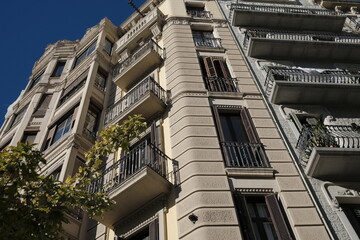 Balcon d'un immeuble d'appartements dans la ville de Barcelone, en Espagne	