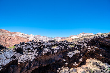 Obraz premium A rocky mountain range with a clear blue sky. The sky is so clear that it almost looks like a painting