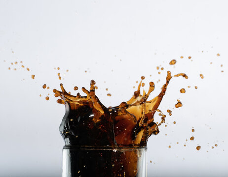 Salpicar de bebida malteada en un vaso transparente