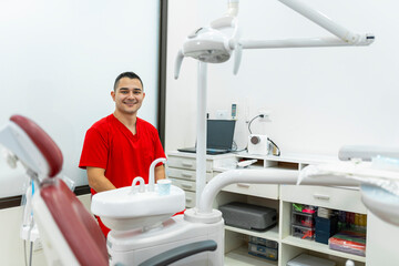 Obraz premium Male dentist in red uniform representing dental care