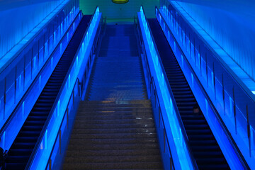 ブルーのエスカレーター　青