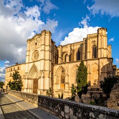 Obraz premium Majestic architectural marvel - A stunning view of a historic cathedral under a bright blue sky.