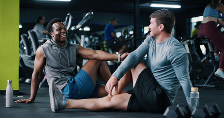 Naklejka premium Friends, laugh and talk in gym with stretching, start workout and exercise joke for bonding together. People, discussion and warm up in health club with humor, fitness and getting ready for training.