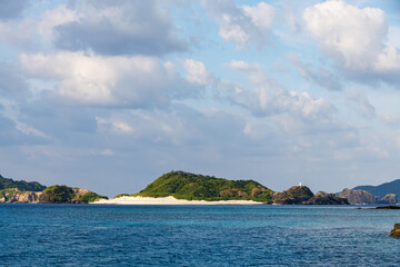 Fototapeta premium 周囲の島々を繋ぐ、村営連絡船「みつしま」。 沖には多くの無人島が浮かんでいる。 座間味港 座間味島沖縄県島尻郡慶良間諸島-2025 沖縄本島から40km西方にある諸島。 大小30以上の島々からなる島嶼群は全体が国立公園に指定されている。 珊瑚礁の海、白い砂浜、緑の山地は世界屈指の美しさ。 多くの貴重な動植物が生息している。 