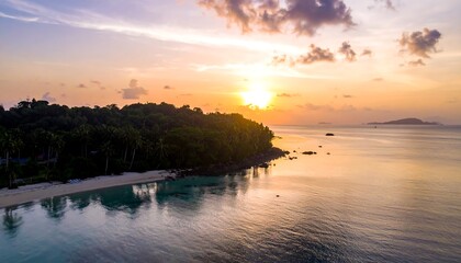 Obraz premium A serene aerial view of a tropical coastline during sunset