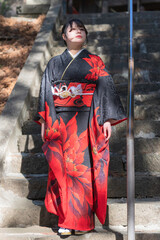 神社でお参りする着物姿の女性
