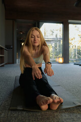 Fototapeta premium Relaxing yoga session in a serene indoor space with natural light and a calm atmosphere