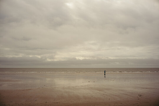 Wolken und lange Str&auml;nde am Strand von Blavand D&auml;nemark