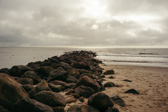 Bew&ouml;lkter Himmel &uuml;ber dem Strand von Bl&aring;vand