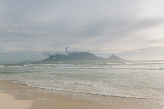 Kite surfers in Cape Town with mountain view