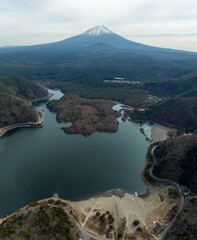 精進湖と富士山の縦パノラマ風景