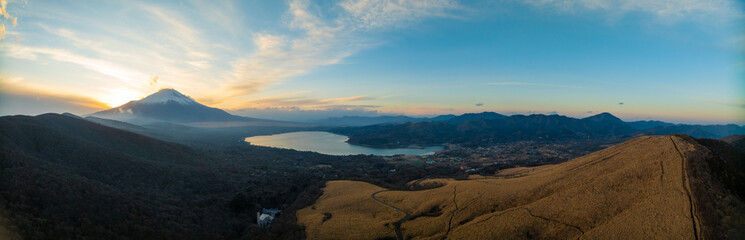 富士山と山中湖のパノラマ夕景