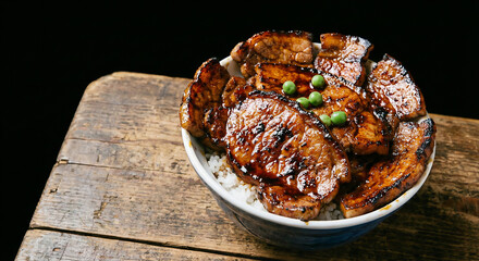 艶やかな照り焼き豚肉とご飯の豚丼、食欲をそそる和食