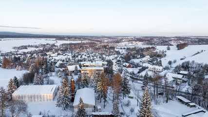 Obraz premium Luftbildaufnahme Straßberg im Harz Winterlandschaft