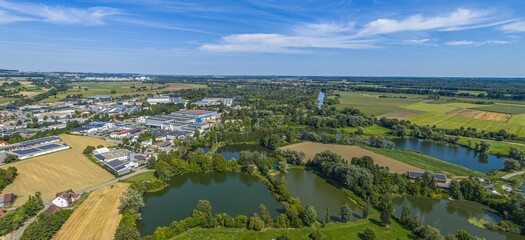 Fototapeta premium Luftaufnahme der Weiherlandschaft südlich der Stadt Erbach im Alb-Donau-Kreis nahe Ulm