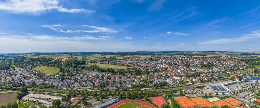 Ausblick auf Erbach an der Donau in Baden-W&uuml;rttemberg im Sommer