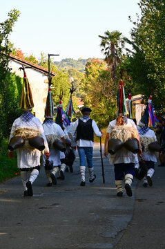 Des joaldunak font du bruit dans la rue avec leur sonnailles pour chasser les mauvais esprits