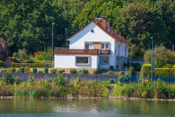 Wohngeb&auml;ude am Fluss Weser, Hameln, Niedersachsen, Deutschland