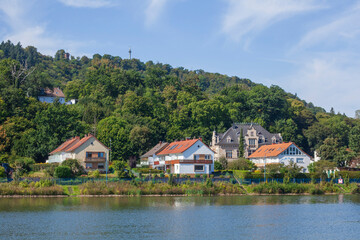 Wohngeb&auml;ude am Fluss Weser, Hameln, Niedersachsen, Deutschland