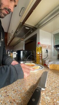 Preparando pan tostado y aceite en time lapse velocidad r&aacute;pida intervalo acelerado en proceso paso a paso