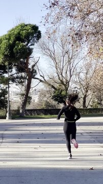 runner deportista mujer en carrera de footing y jogging en preparaci&oacute;n f&iacute;sica en parque al aire libre