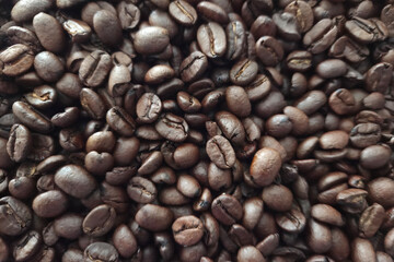 Fototapeta premium Close-Up of Roasted Coffee Beans for Beverage and Culinary Inspiration