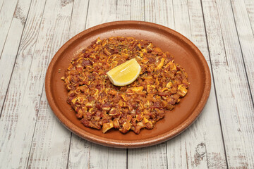  Grilled pig's ear saut&eacute;ed with spicy chorizo ​​or chistorra sausage, all together in the pan, for a stronger, more robust flavor.