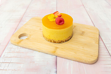 cutting patterns in different types of cakes according to their consistency, showing specific techniques for fluid fillings, crumbly layers, and delicate coatings to maintain the integrity