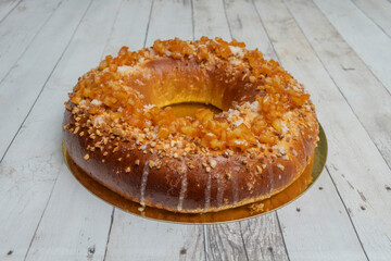 The perfection of a minimalist rosc&oacute;n: no candied fruit, just the glossy dough and toasted slivered almonds arranged in a geometric pattern