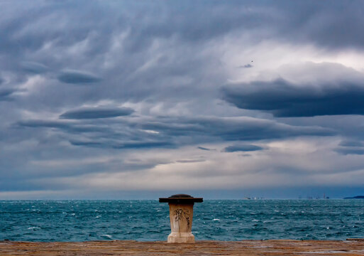 bitta sulla cima del molo Audace con cielo tempestoso